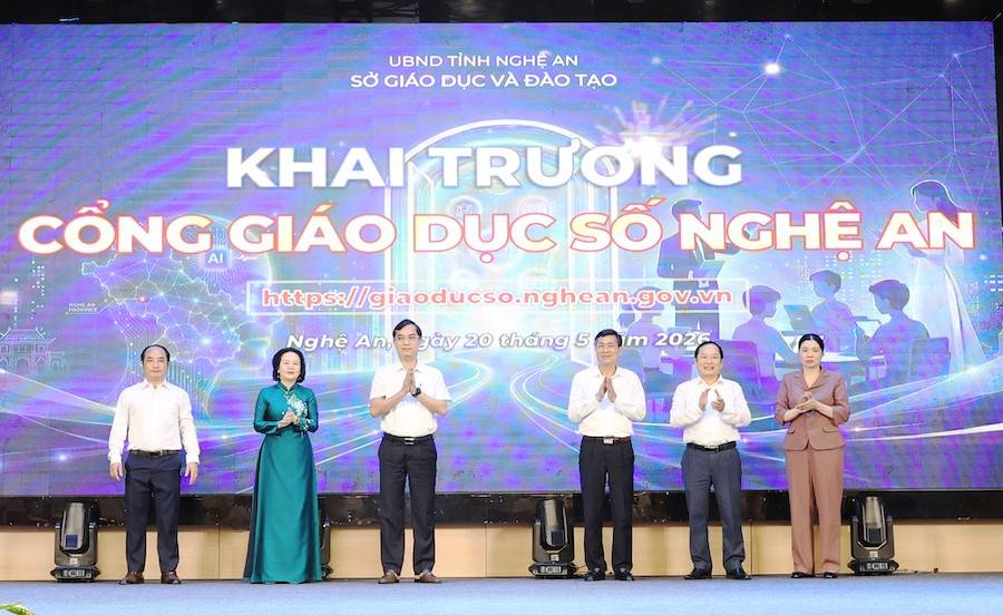 Các đại biểu thực hiện nghi thức khai trương Cổng giáo dục số Nghệ An