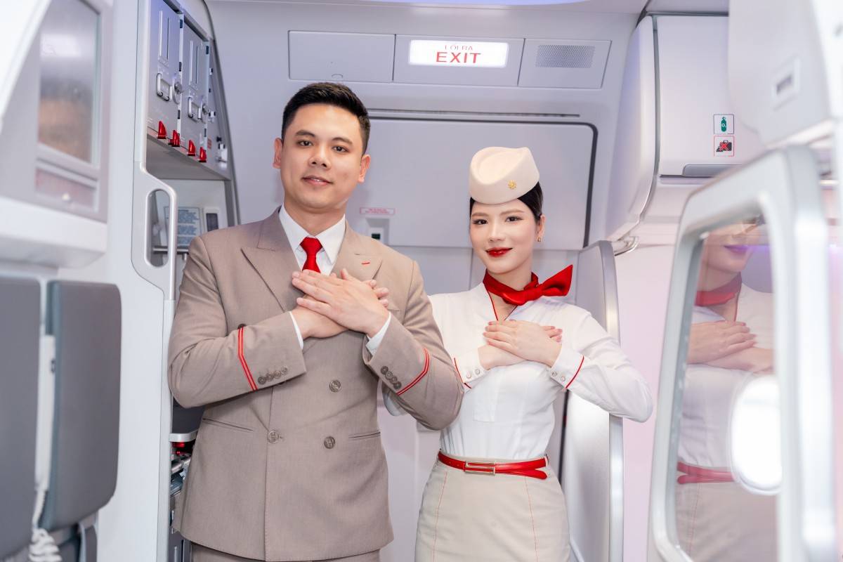 Tiếp viên Sun PhuQuoc Airways chào đón khách