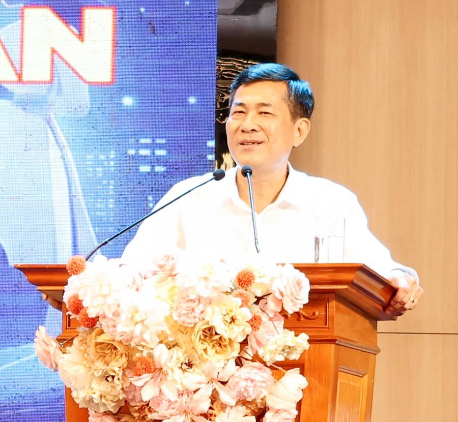 Phó Chủ tịch UBND tỉnh Nghệ An Thái Văn Thành ghi nhận, biểu dương và đánh giá cao sự nỗ lực của ngành Giáo dục và Đào tạo trong việc tiên phong thực hiện chuyển đổi số. 