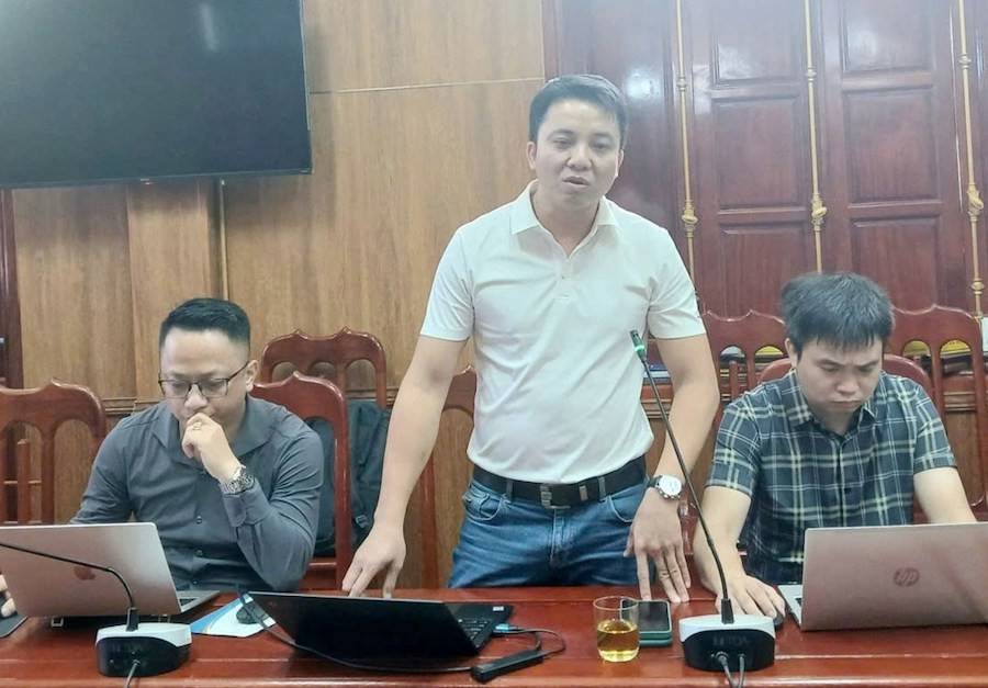 Các chuyên gia trình bày demo phần mềm tại cuộc họp