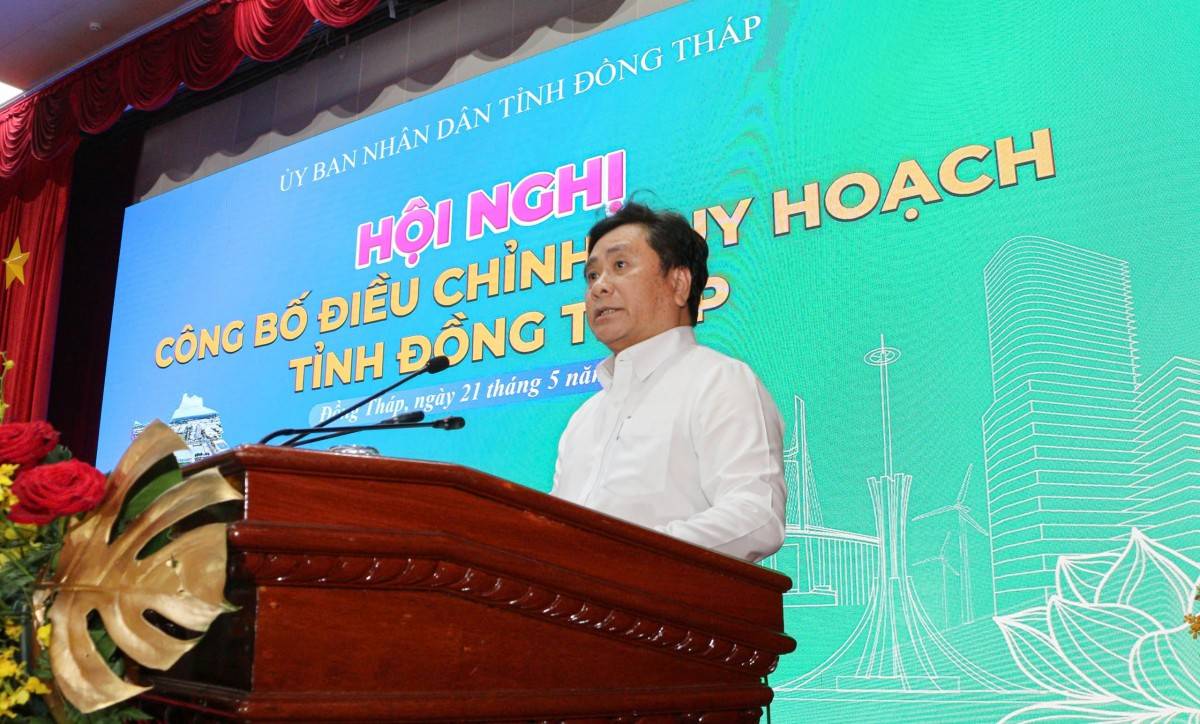 Ông Trần Văn Dũng Phó chủ tịch Thường trực UBND tỉnh Đồng Tháp công bố quyết định phê duyệt điều chỉnh quy hoạch tỉnh Đồng Tháp