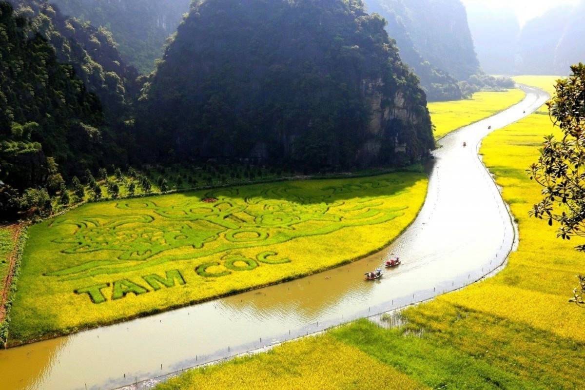 Tam Cốc - Bích Động không chỉ nổi tiếng với ba hang động xuyên thủy (Hang Cả, Hang Hai, Hang Ba) mà còn với chùa Bích Động - một ngôi chùa cổ nằm trên sườn núi. Theo các nguồn thông tin, Tam Cốc - Bích Động thu hút hàng triệu du khách mỗi năm nhờ sự kết hợp hài hòa giữa thiên nhiên và di sản văn hóa. 