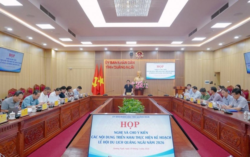 Giám đốc Sở Văn hóa, Thể thao và Du lịch Phạm Thị Trung báo cáo tại cuộc họp