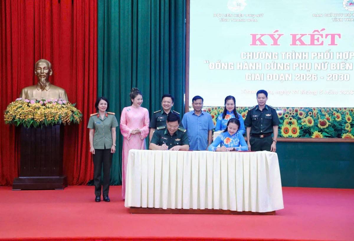 Đại diện lãnh đạo Ban Tuyên giáo và Dân vận Tỉnh ủy, các đơn vị,chứng kiến ký kết chương trình giữa Hội LHPN tỉnh và Ban Chỉ huy Bộ đội Biên phòng tỉnh.