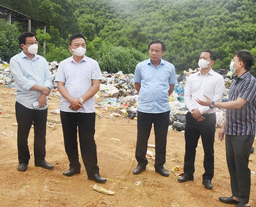Phó Chủ tịch UBND tỉnh Hà Tĩnh Hồ Huy Thành và đại diện lãnh đạo các sở, ngành đi khảo sát các mô hình, cơ sở xử lý chất thải rắn sinh hoạt để hoàn thiện Đề án tăng cường năng lực phân loại, thu gom, vận chuyển và xử lý chất thải rắn sinh hoạt trên địa bàn tỉnh giai đoạn 2026–2030.
