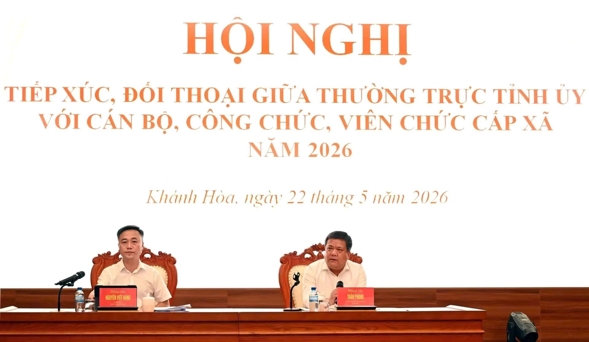Thường trực Tỉnh ủy Khánh Hòa tiếp xúc, đối thoại với cán bộ, công chức, viên chức cấp xã