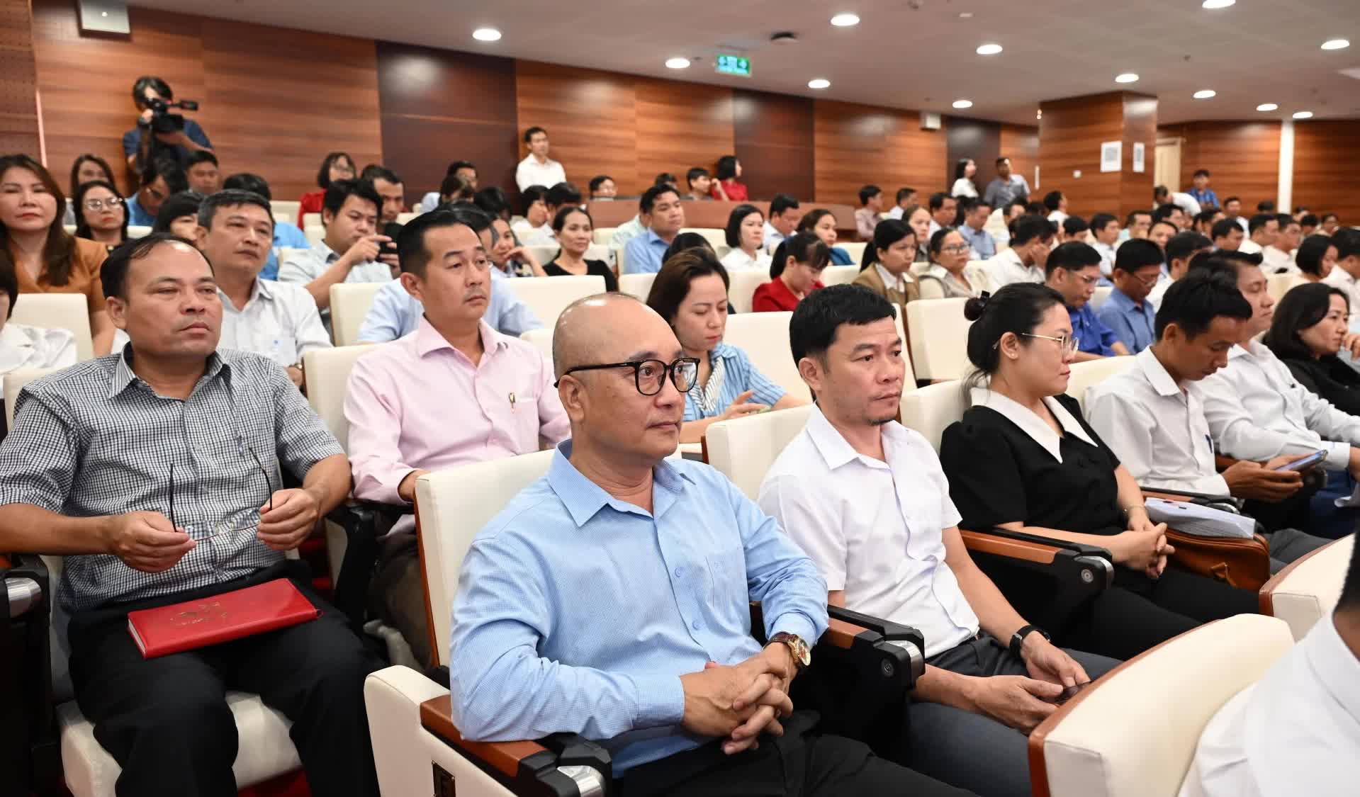 Thường trực Tỉnh ủy Khánh Hòa tiếp xúc, đối thoại với cán bộ, công chức, viên chức cấp xã