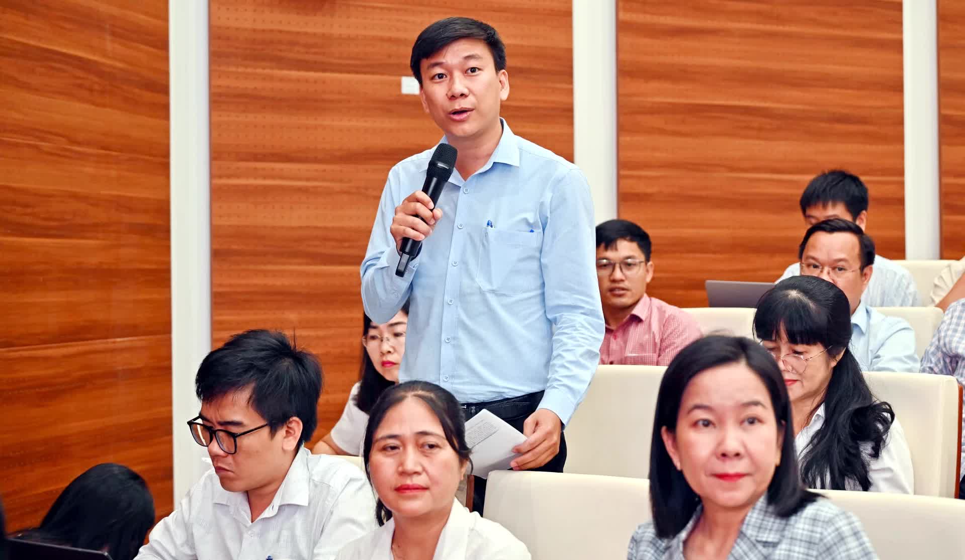 Thường trực Tỉnh ủy Khánh Hòa tiếp xúc, đối thoại với cán bộ, công chức, viên chức cấp xã