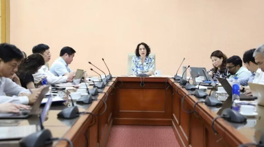 Phó Giáo sư, Tiến sĩ Nguyễn Thị Liên Hương, Thứ trưởng Y tế chủ trì cuộc họp.
