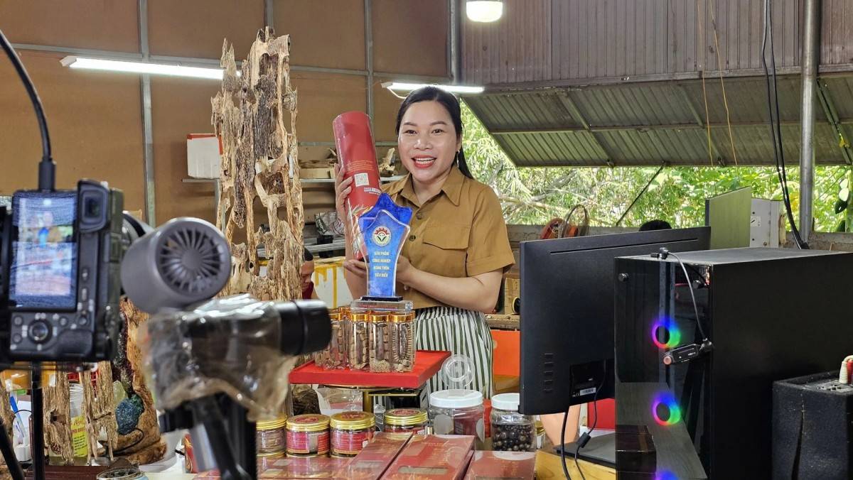Chị Trịnh Thị Ái, Giám đốc Công ty Cổ phần Xưởng Mộc Việt livestream quảng bá các sản phẩm trầm hương của công ty trên nền tảng mạng xã hội