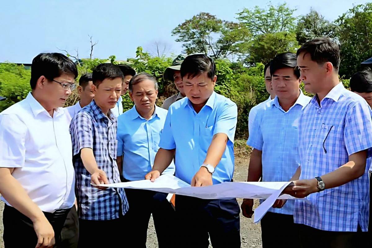 Ông Lương Nguyễn Minh Triết, Bí thư Tỉnh ủy Đắk Lắk kiểm tra thực tế tại một dự án, nhằm tháo gỡ khó khăn cho nhà đầu tư.