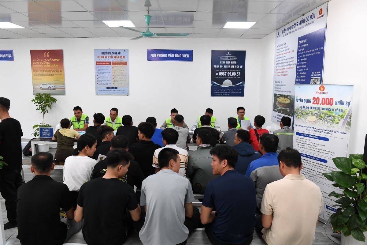 TS. Nguyễn Sĩ Dũng đánh giá việc Vingroup ưu tiên tuyển dụng 20.000 lao động tại 11 xã vùng dự án giúp biến họ từ “người bị ảnh hưởng” thành “người hưởng lợi”. 