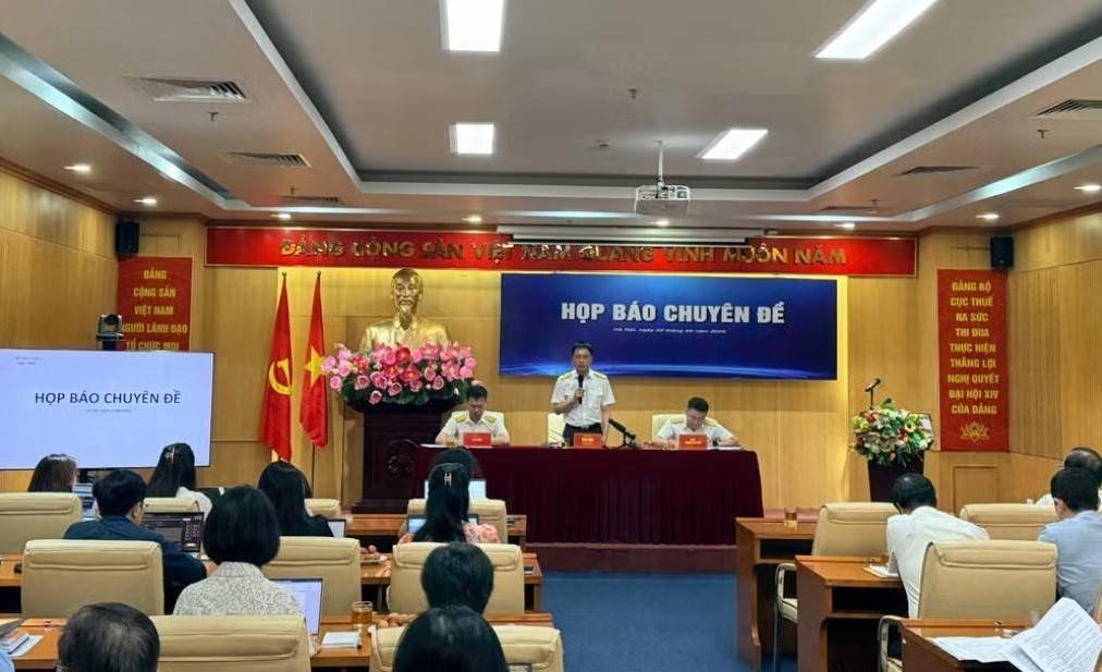 Siết nợ thuế qua hoãn xuất cảnh: Bộ Tài chính đề xuất "ngưỡng sàn" 1 triệu đồng