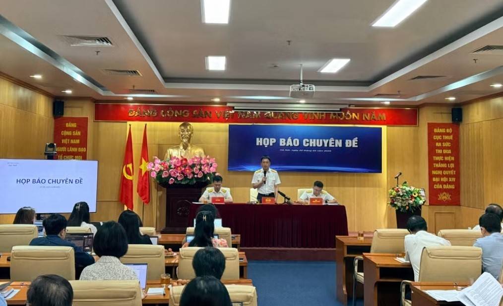 Quang cảnh buổi họp báo chuyên đề thông tin về những nội dung liên quan đến quy định tạm hoãn xuất cảnh do Cục Thuế tổ chức (Ảnh: https://nhandan.vn).