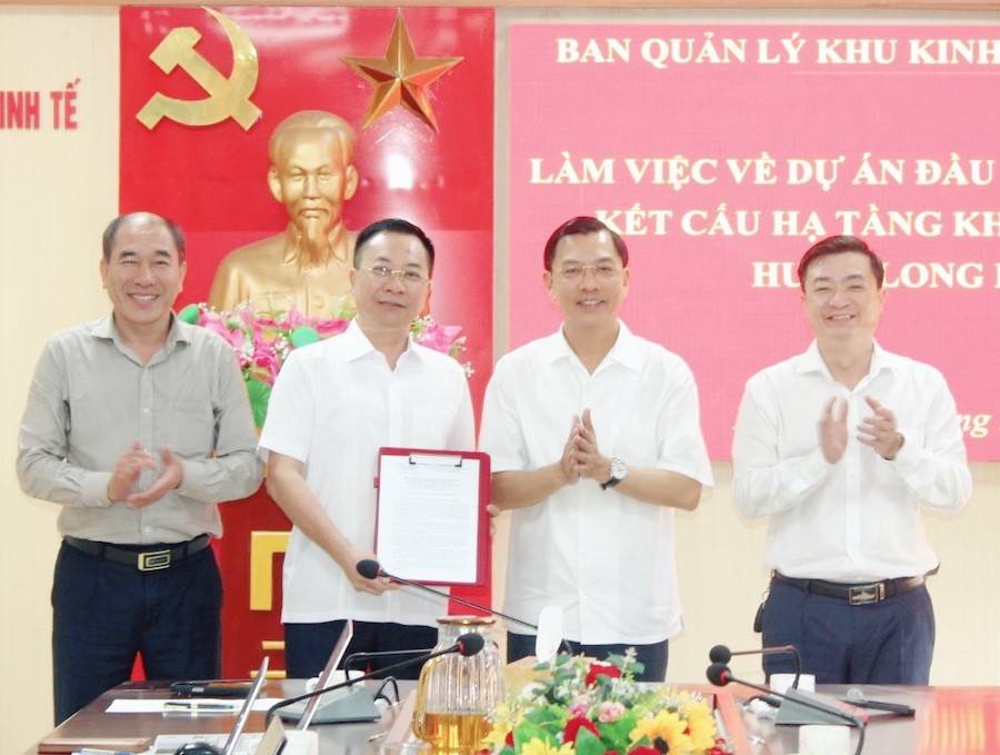 Lãnh đạo Ban Quản lý Khu kinh tế tỉnh Hà Tĩnh trao Quyết định chấp thuận chủ trương đầu tư dự án cho nhà đầu tư tại buổi làm việc