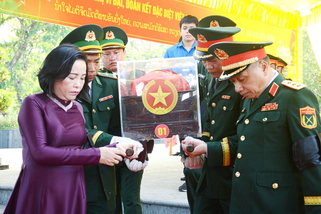 Phó Chủ tịch Quốc hội Nguyễn Thị Thanh dự lễ an táng hài cốt liệt sĩ tại Huế