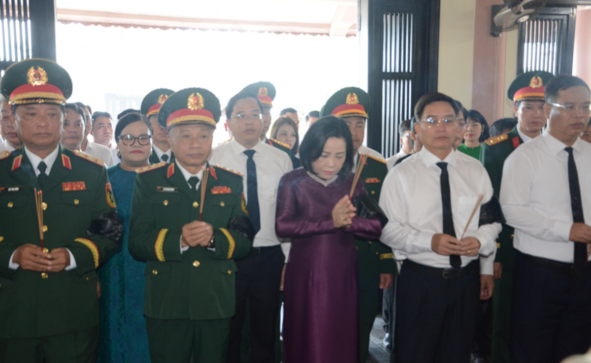 Phó Chủ tịch Quốc hội Nguyễn Thị Thanh dự lễ an táng hài cốt liệt sĩ tại Huế