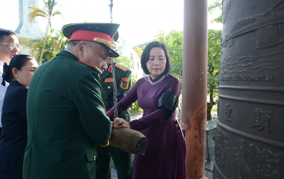 Phó Chủ tịch Quốc hội Nguyễn Thị Thanh dự lễ an táng hài cốt liệt sĩ tại Huế