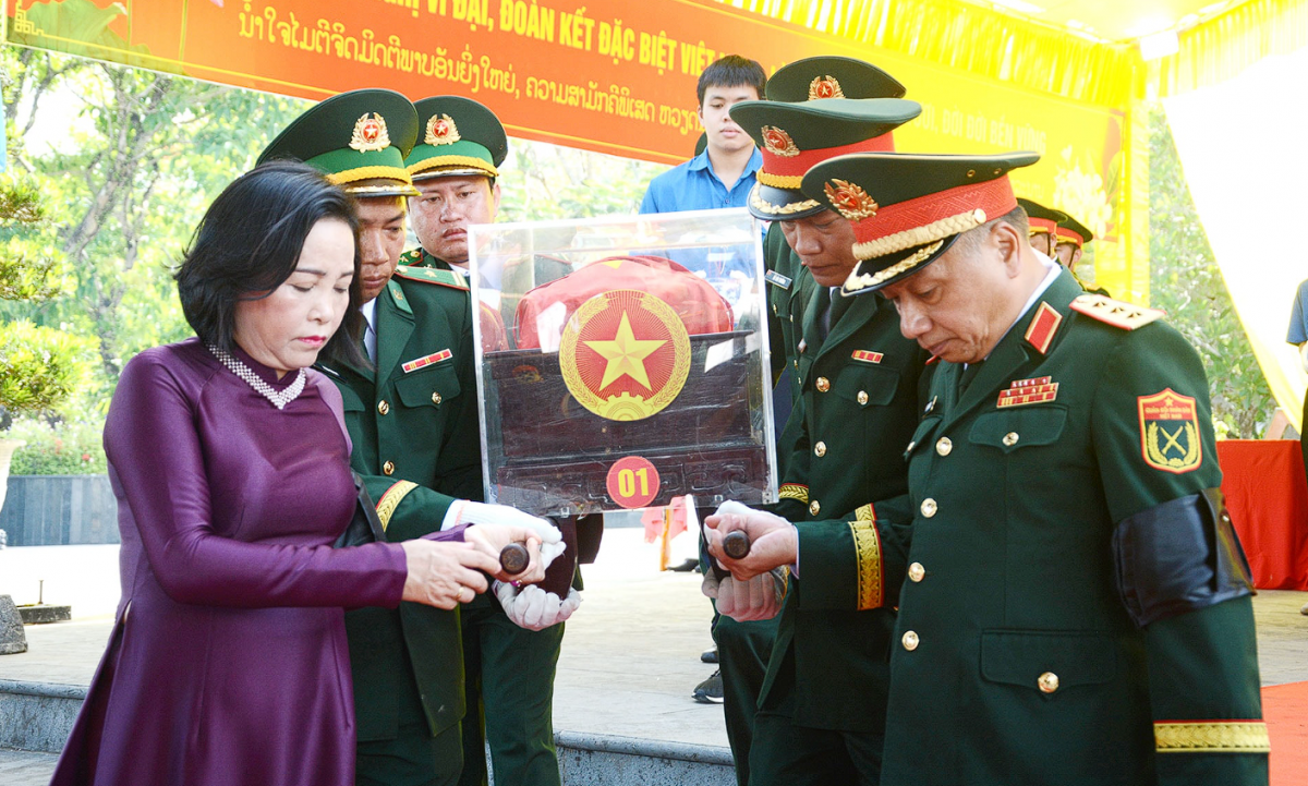 Phó Chủ tịch Quốc hội Nguyễn Thị Thanh dự lễ an táng hài cốt liệt sĩ tại Huế