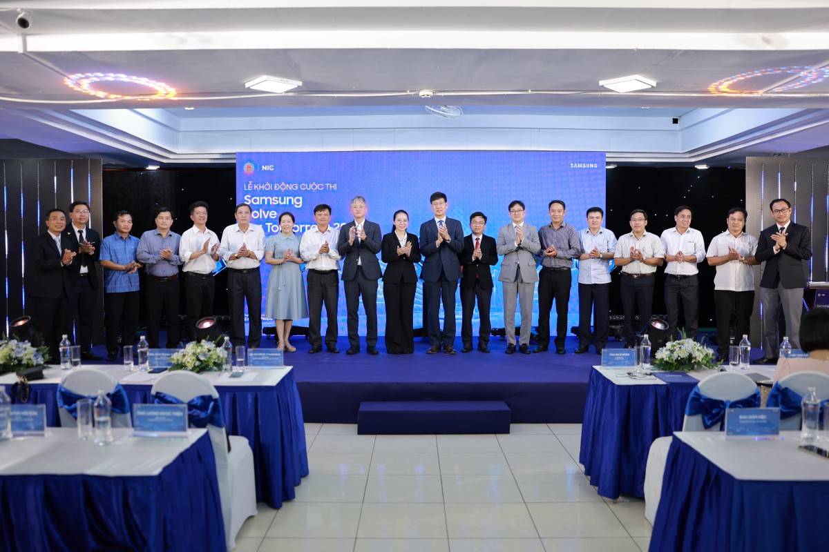 Đại biểu chụp ảnh cùng chương trình