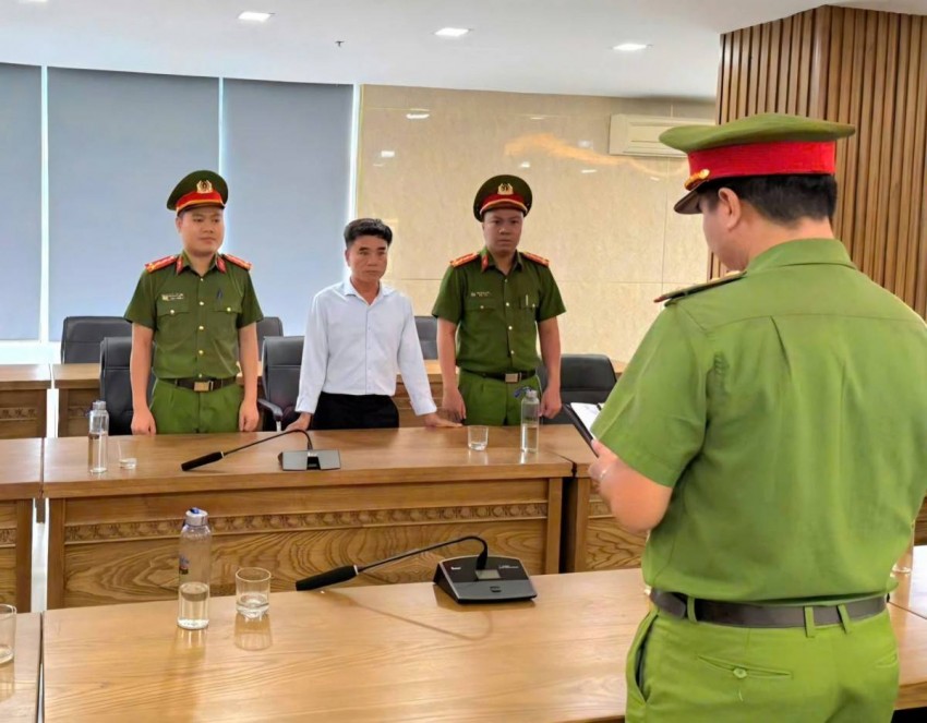 Ngày 22/5, Cơ quan Cảnh sát điều tra CATP Đà Nẵng đã ra quyết định khởi tố vụ án, khởi tố bị can đối với Huỳnh Văn Lo (SN 1978, trú phường Bàn Thạch, TP Đà Nẵng), Giám đốc Công ty TNHH Xây dựng Thương mại Phát triển L.H về hành vi “Sản xuất, buôn bán hàng giả là thực phẩm”.