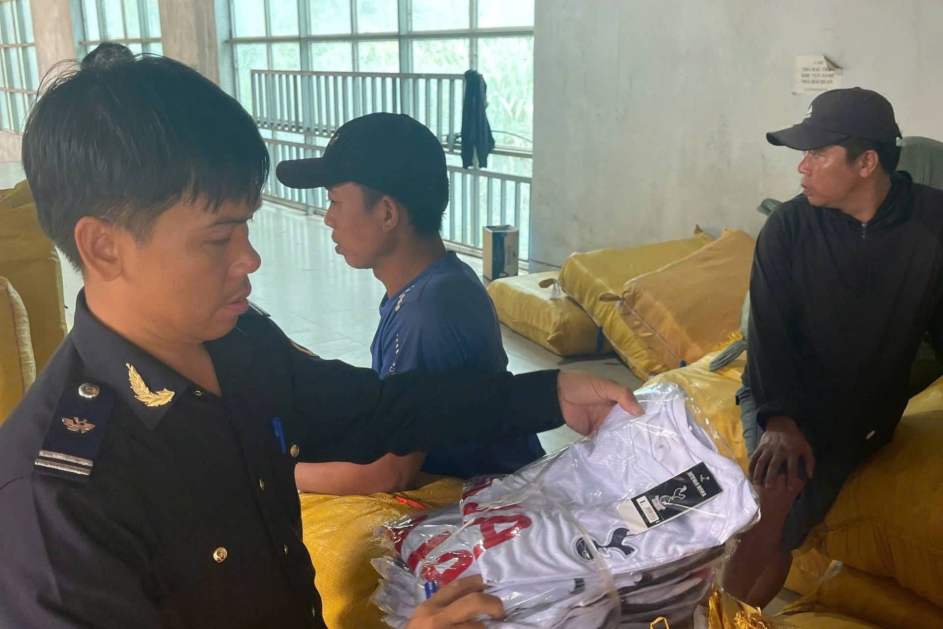 Hải quan phát hiện, tạm giữ 17.521 sản phẩm có dấu hiệu vi phạm sở hữu trí tuệ tại khu vực biên giới