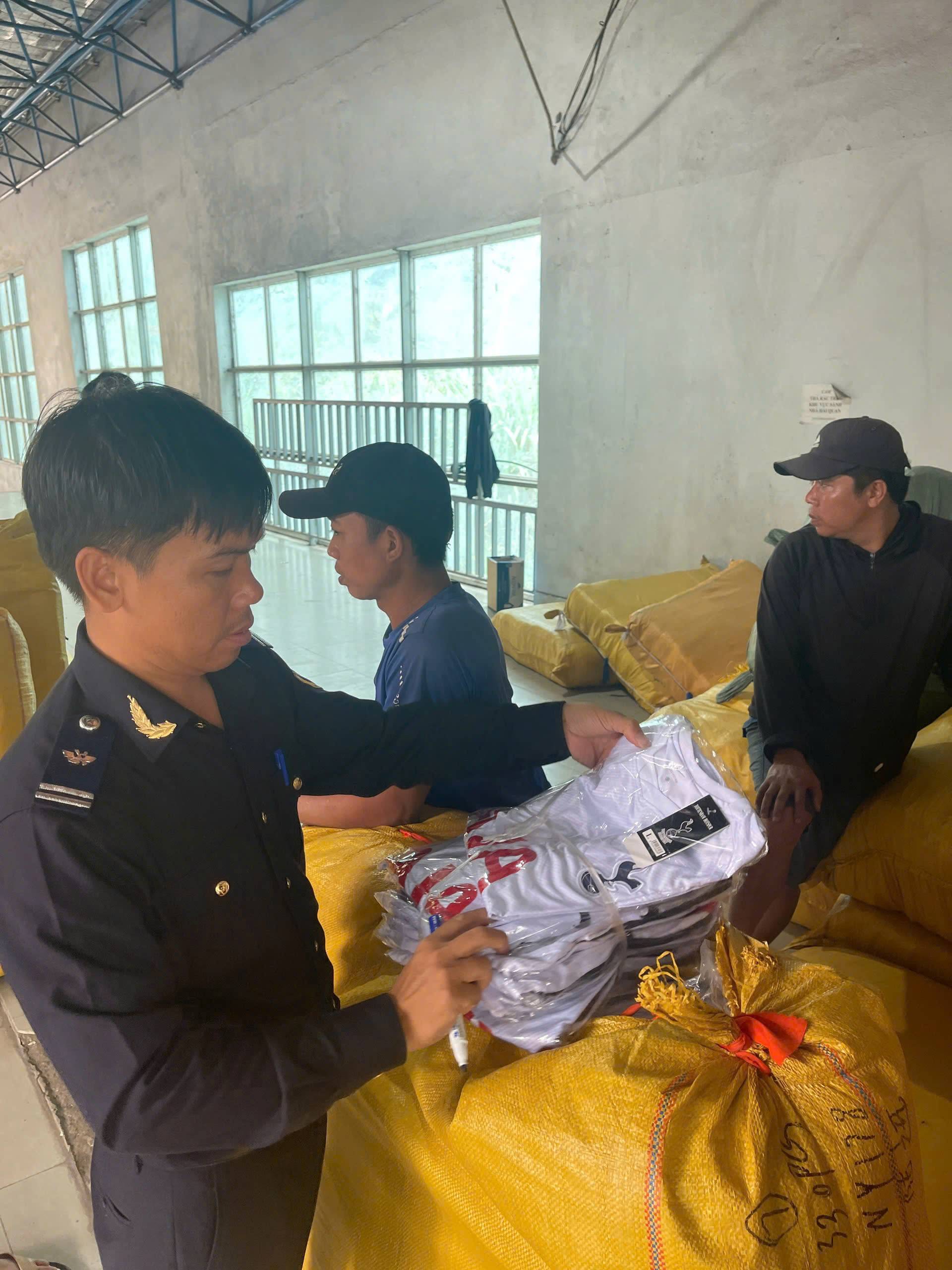 Hải quan phát hiện, tạm giữ 17.521 sản phẩm có dấu hiệu vi phạm sở hữu trí tuệ tại khu vực biên giới