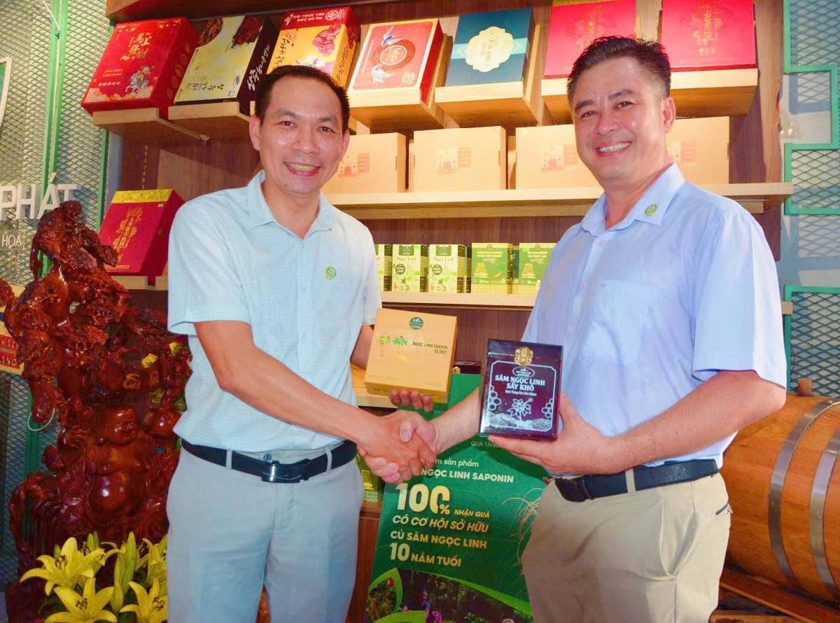 Theo đó, ông Nguyễn Công Tín, đại diện thương hiệu Sâm Ngọc Linh – Saponin, cùng ông Vũ Văn Tuấn đã thống nhất hợp tác trong hoạt động xúc tiến thương mại, trưng bày và mở rộng hệ thống phân phối sản phẩm ra thị trường.