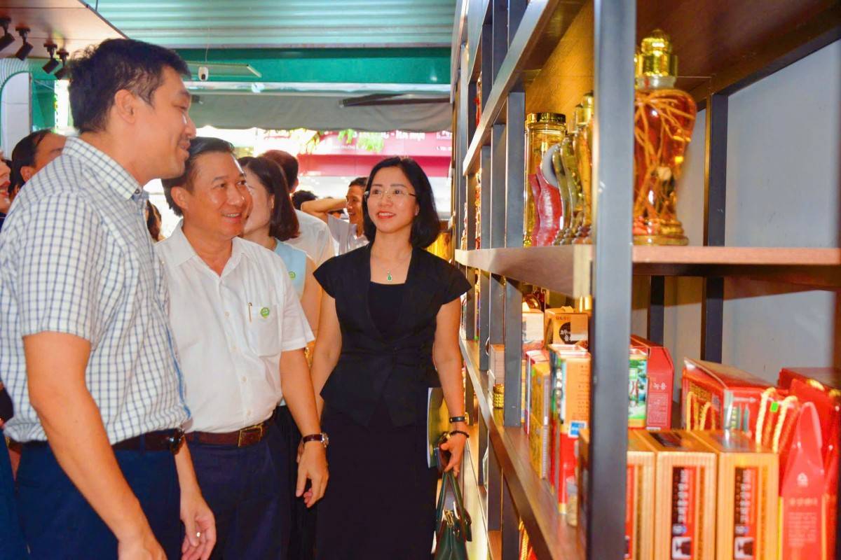 SHBA đã trực tiếp tham quan hoạt động sản xuất, kinh doanh của doanh nghiệp hội viên,