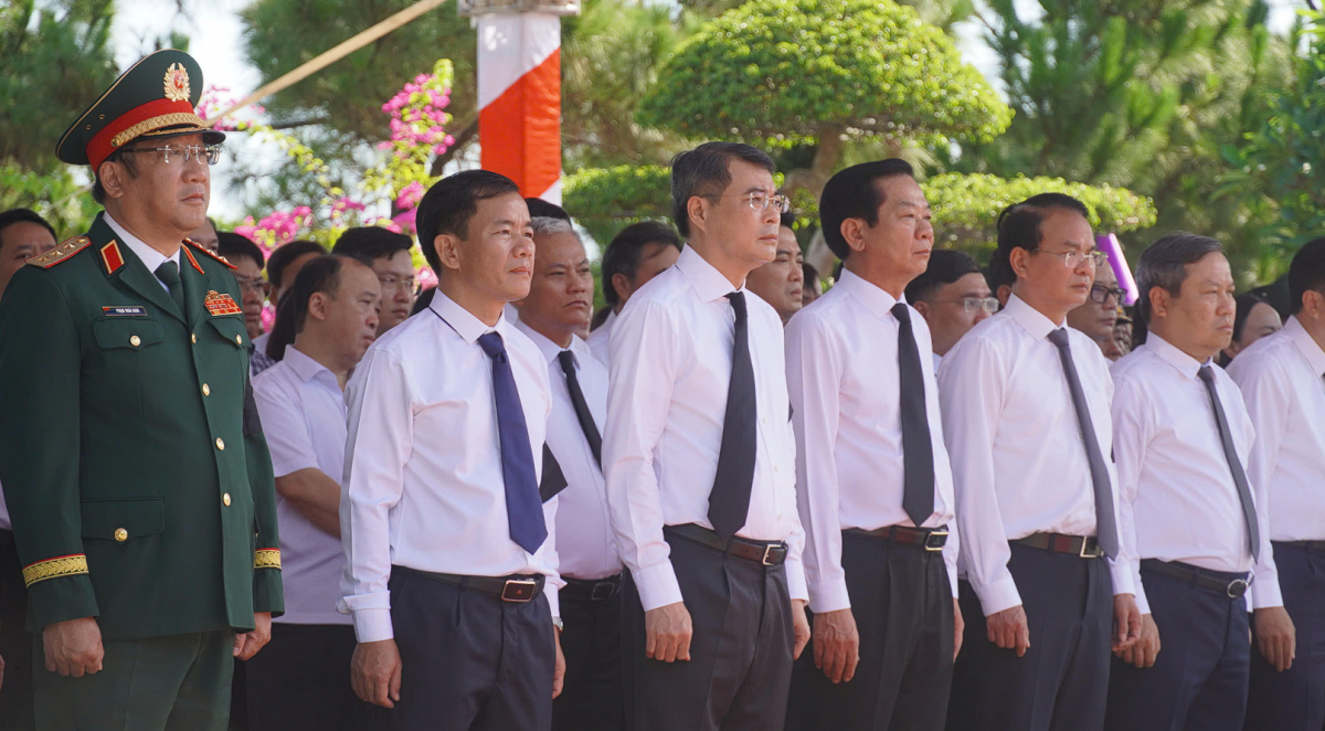 Thủ tướng Lê Minh Hưng dự lễ truy điệu, an táng 28 hài cốt liệt sĩ tại Quảng Trị