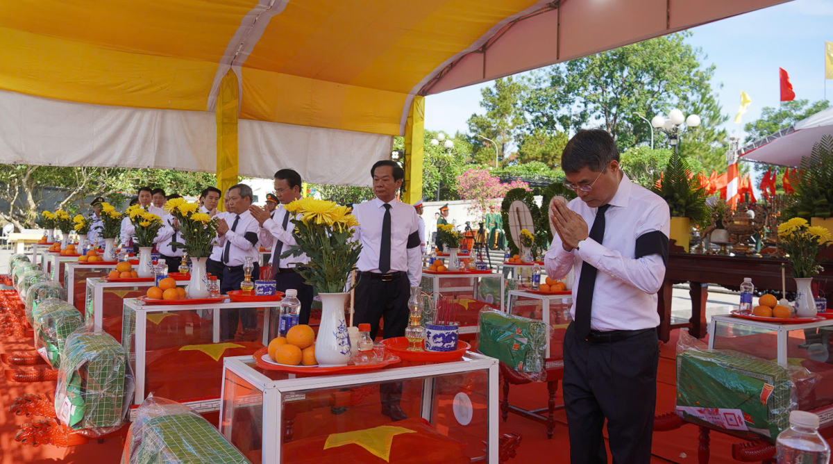 Thủ tướng Lê Minh Hưng dự lễ truy điệu, an táng 28 hài cốt liệt sĩ tại Quảng Trị