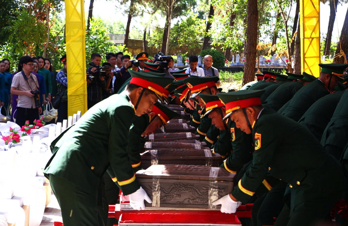 Thủ tướng Lê Minh Hưng dự lễ truy điệu, an táng 28 hài cốt liệt sĩ tại Quảng Trị