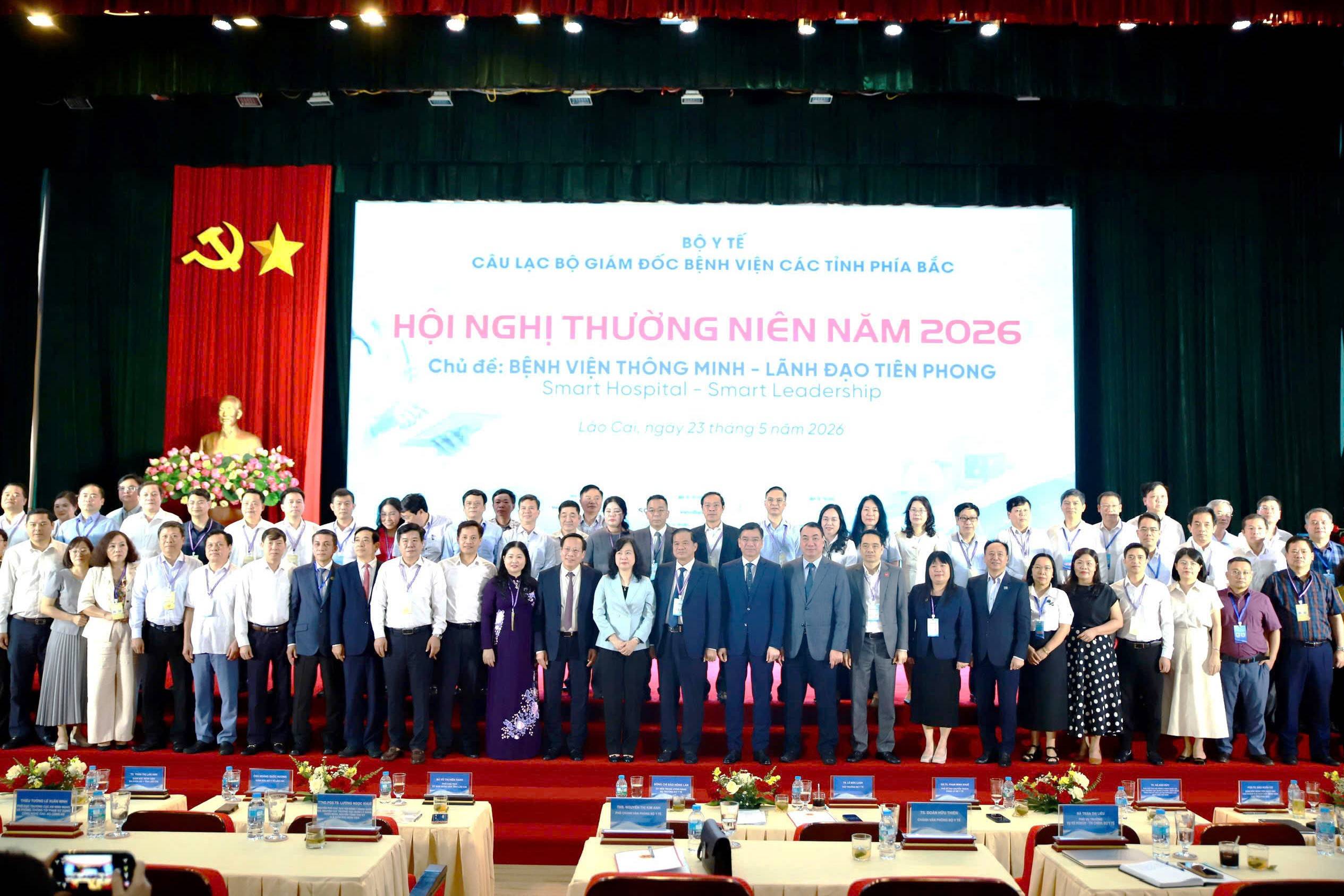 Các đại biểu chụp ảnh lưu niệm