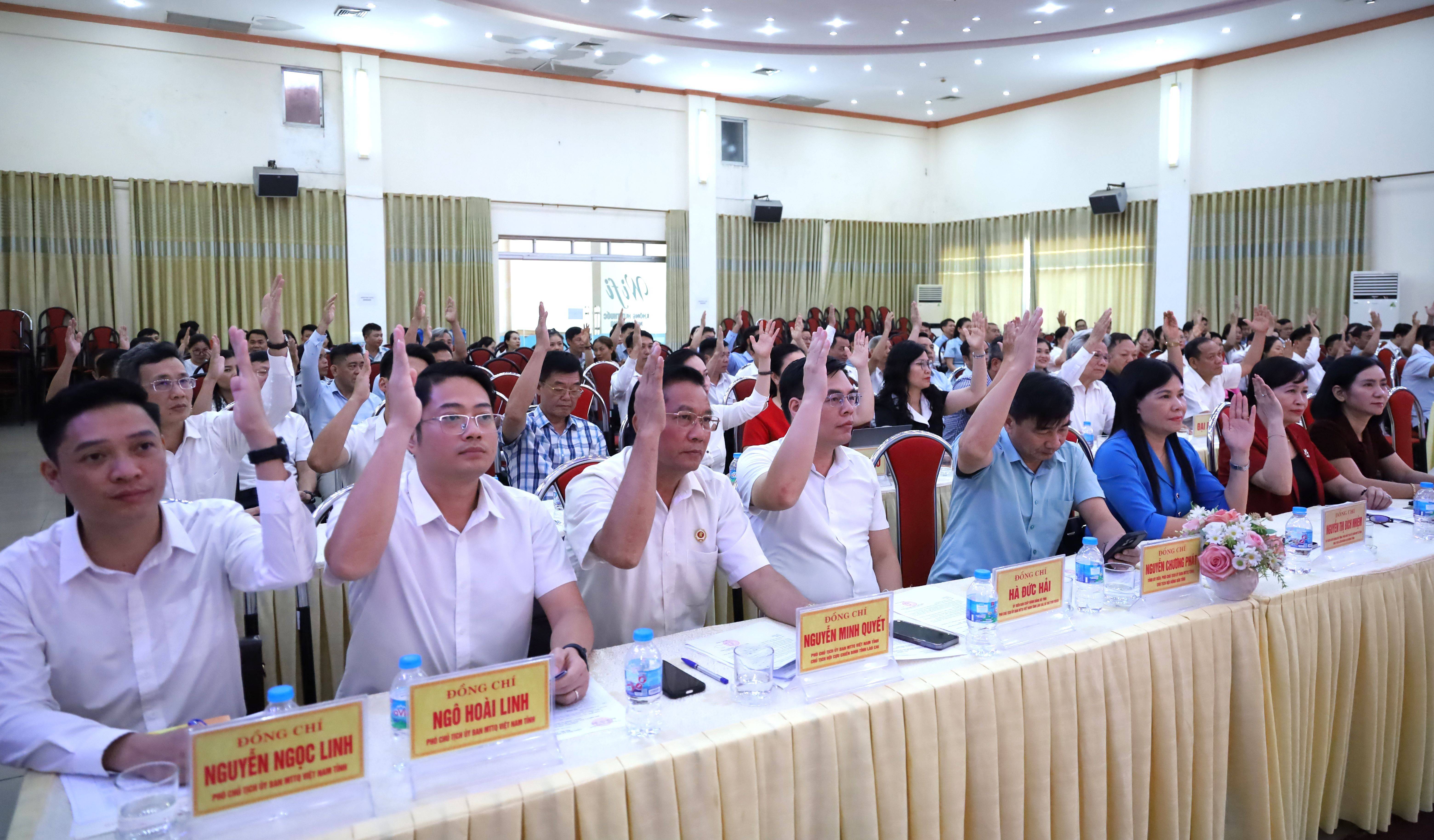Các vị Ủy viên Ủy ban MTTQ Việt Nam tỉnh biểu quyết nhất trí để đồng chí Giàng Thị Dung - Phó Bí thư Tỉnh ủy, Trưởng đoàn Đại biểu Quốc hội tỉnh thôi giữ chức Chủ tịch Ủy ban MTTQ Việt Nam tỉnh Lào Cai khóa I