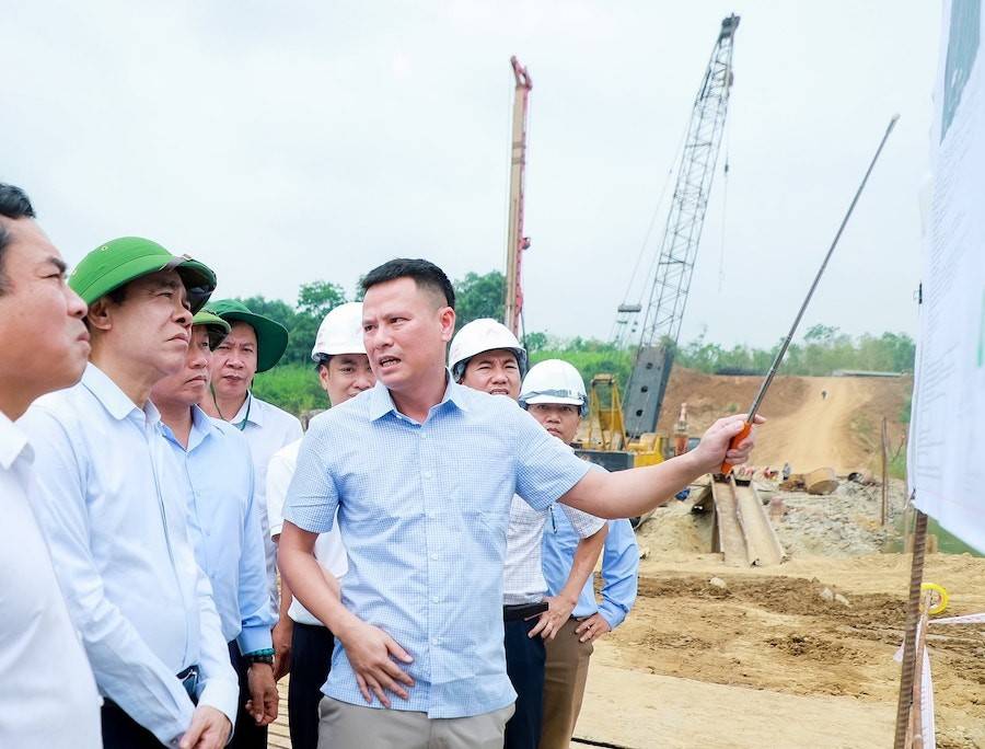 Ông Võ Trọng Hải - Chủ tịch UBND tỉnh Nghệ An đi kiểm tra tiến độ tại công trường thi công cầu Hiếu 3 nối phường Thái Hòa và phường Tây Hiếu