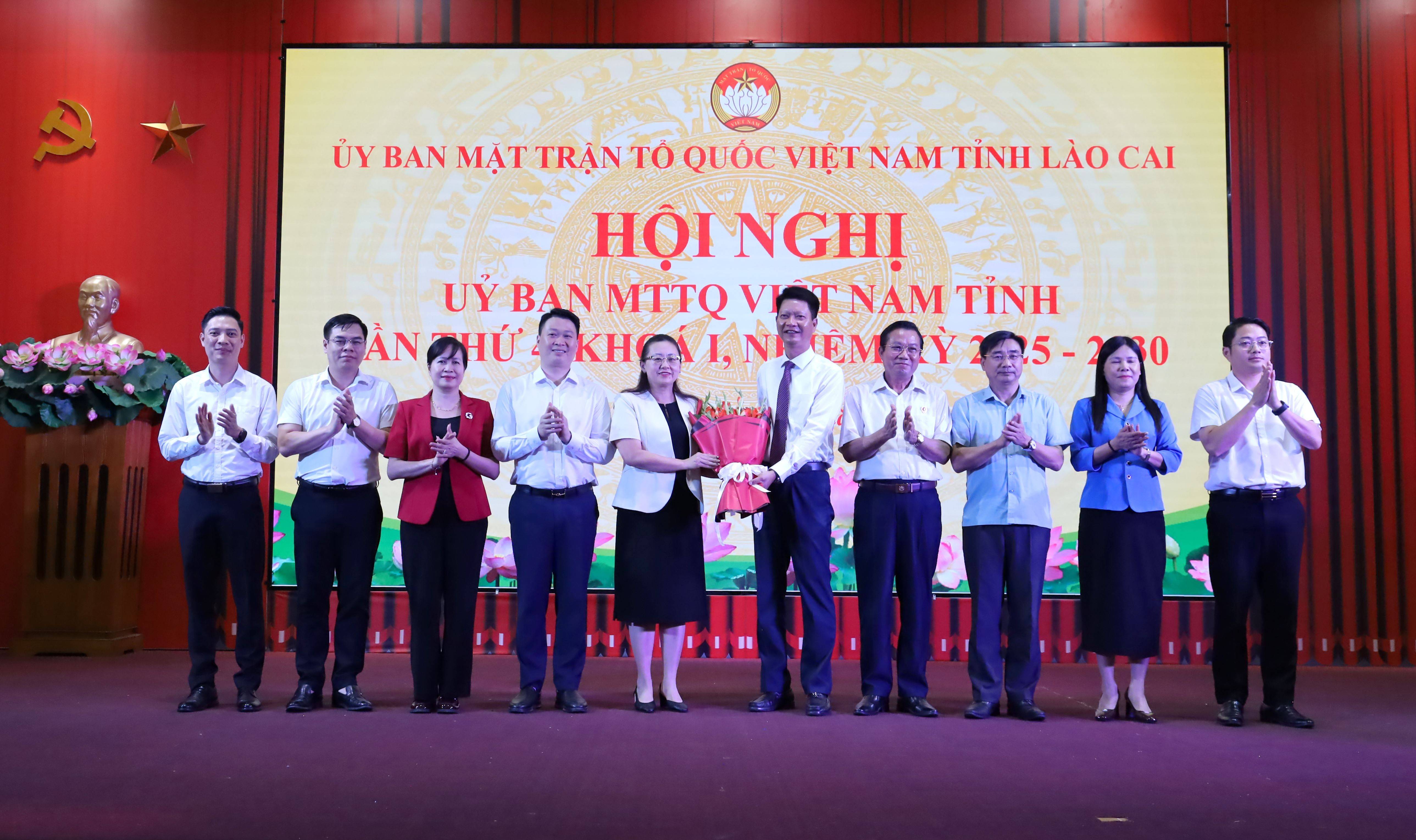 Ban Thường trực MTTQ tỉnh tặng hoa đồng chí Giàng Thị Dung - Phó Bí thư Tỉnh ủy, Trưởng đoàn Đại biểu Quốc hội tỉnh