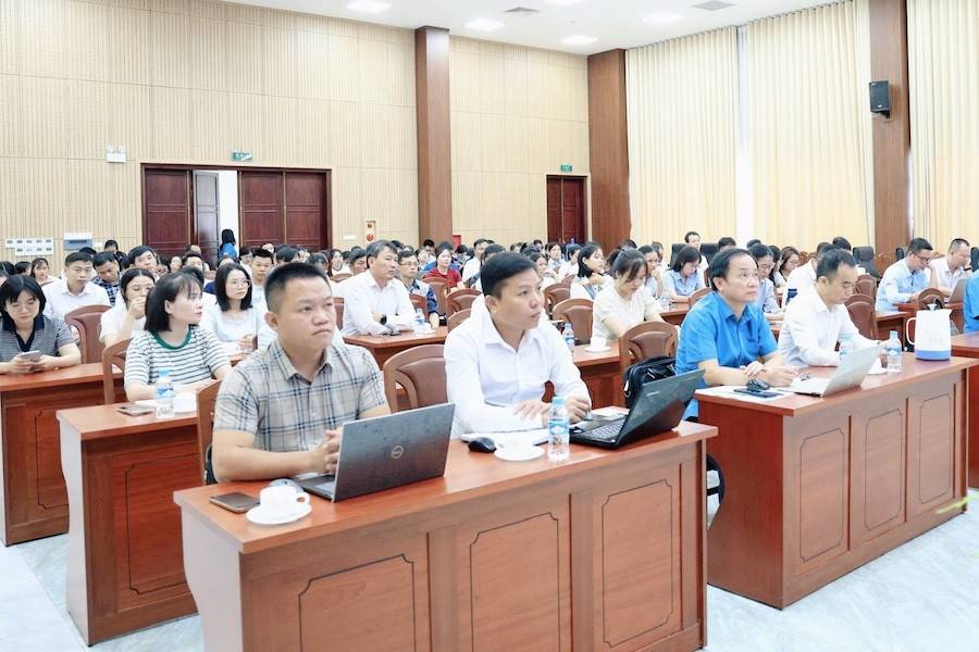 Hội nghị được đông đảo lãnh đạo doanh nghiệp, cán bộ công đoàn, cán bộ phụ trách nhân sự, tiền lương, an toàn vệ sinh lao động tại các doanh nghiệp đang hoạt động trong Khu kinh tế Vũng Áng tham dự. 