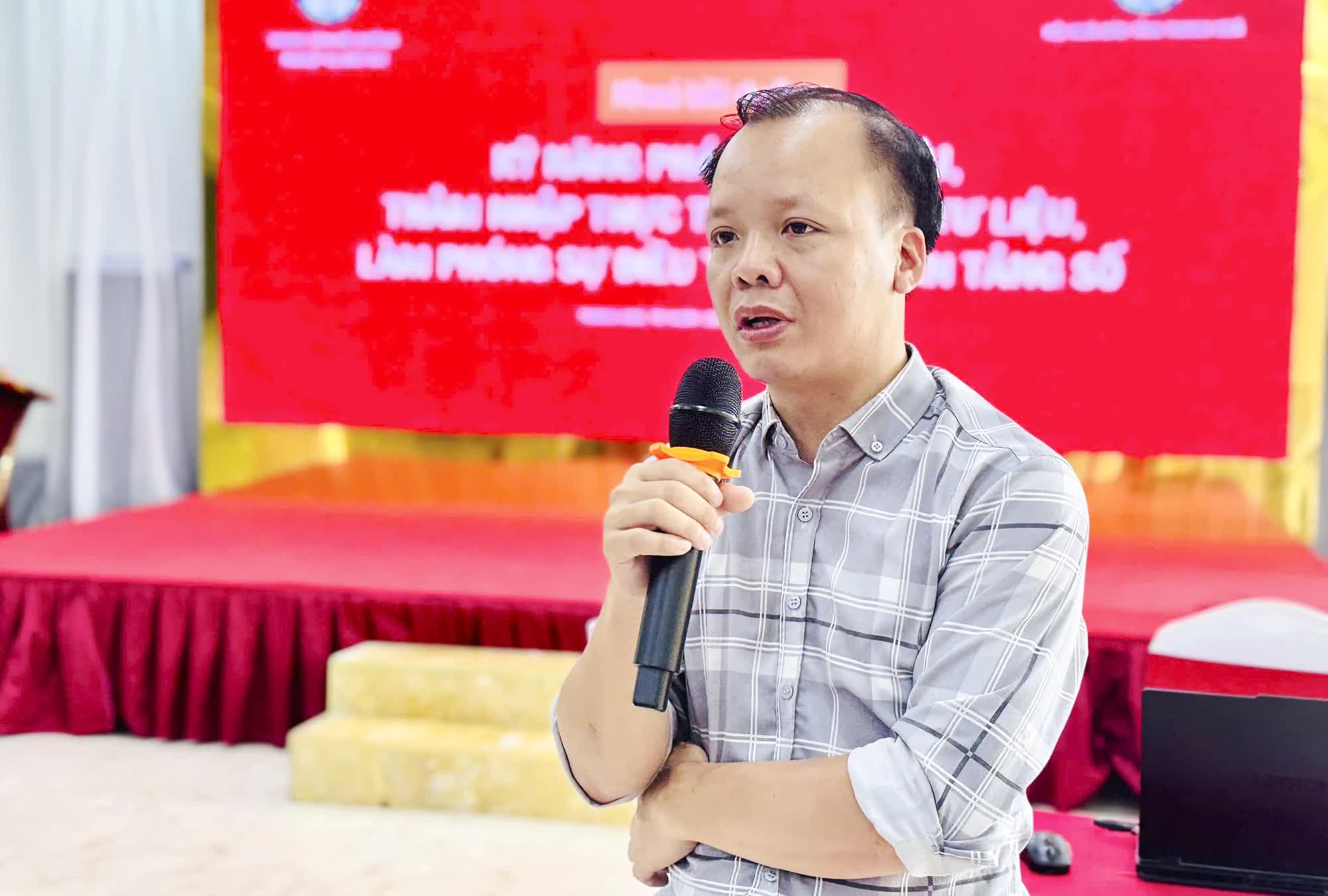 Nhà báo Nguyễn Trường Sơn, Ban Thời sự, Đài Truyền hình Việt Nam truyền đạt các nội dung của khóa học.