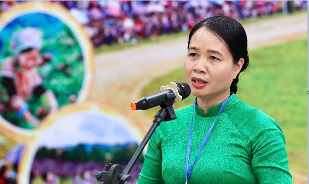 Bà Phạm Thị Non - Phó Chủ tịch UBND xã Bắc Hà phát biểu tại lễ khai mạc.