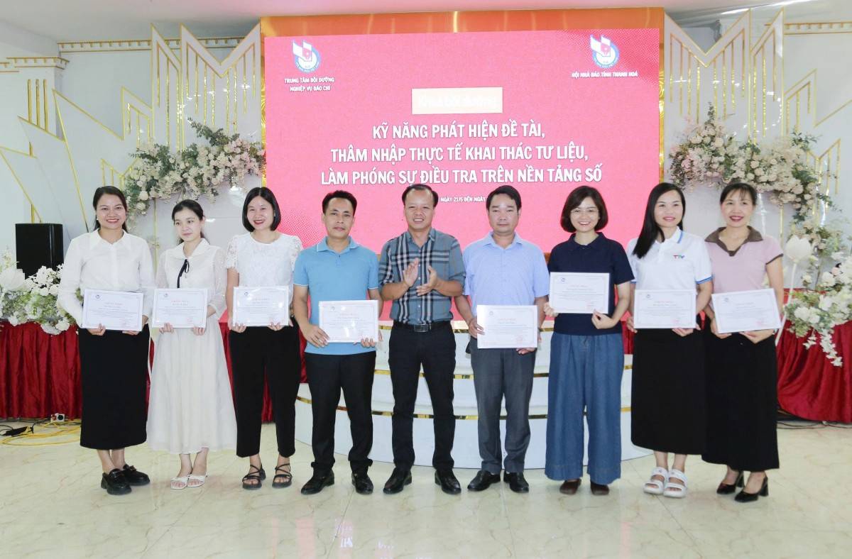 Nhà báo Nguyễn Trường Sơn, Ban Thời sự, Đài Truyền hình Việt Nam trao giấy chứng nhận cho các học viên tham gia khóa học.