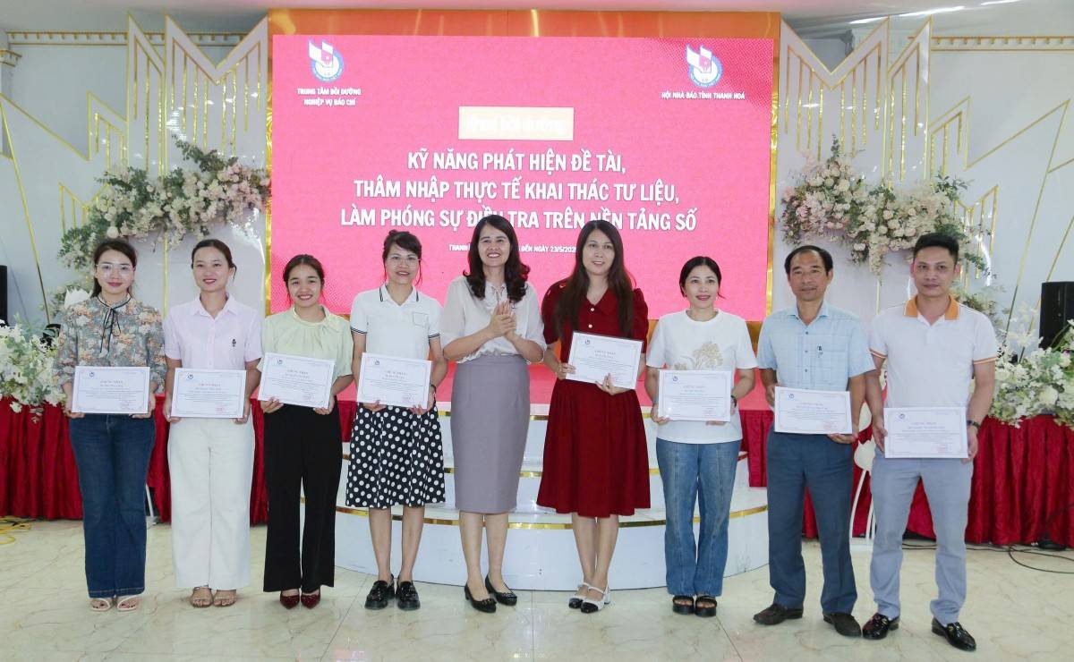 Phó Chủ tịch Thường trực Hội Nhà báo tỉnh Thanh Hóa Nguyễn Thị Thương trao giấy chứng nhận cho các học viên tham gia khóa học.