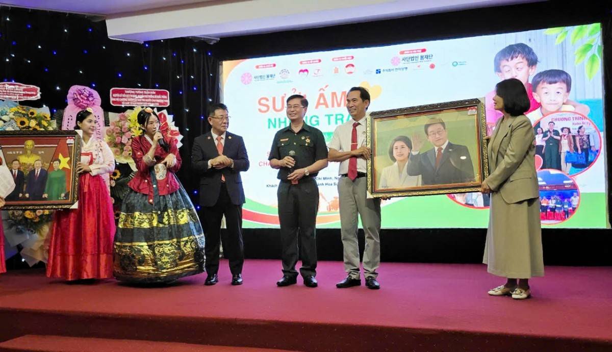 Họa Sỹ Như Ngọc- Thành Viên CLB Trái tim Người lính Phương Nam vẽ chân dung tổng thống Hàn Quốc và phu nhân tặng cho bà ... và bà nói bà sẽ lấy bức tranh này làm quà, khi về nước sẽ trao tặng lại cho tổng thống Hàn Quốc.