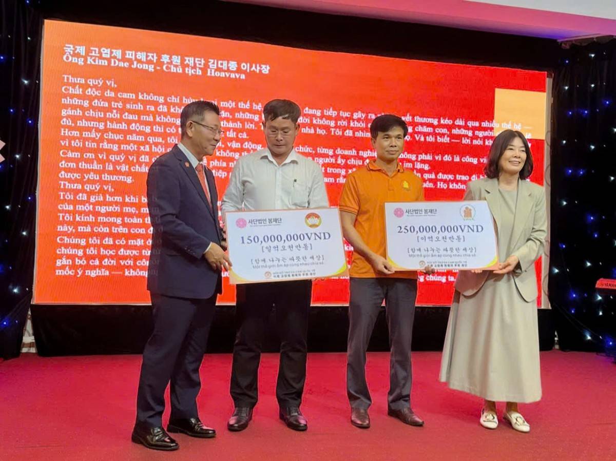 Bom Foundation đã trao tặng 250 triệu đồng cho Hội nạn nhân chất độc da cam/dioxin TP. Hồ Chí Minh và trao tặng 150 triệu đồng cho gia đình khó khăn trên địa bàn phường Tân Sơn Nhất. 