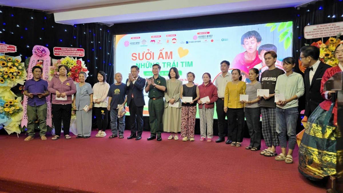 CCB Nguyễn Công Trung và 2 nhà tài trợ Hàn Quốc trao quà cho người nghèo của phường Tân Sơn Nhất Thành phố Hồ Chí Minh.