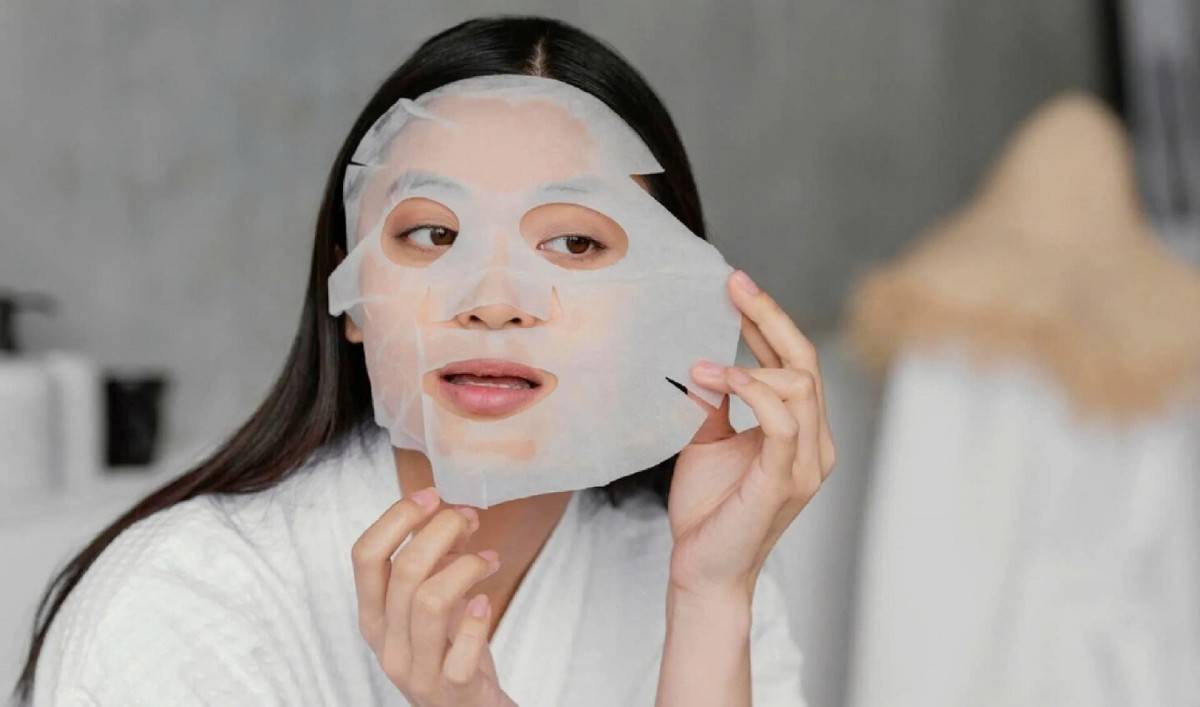 Sử dụng mặt nạ dưỡng da không đạt chuẩn có thể gây những hậu quả nghiêm trọng. Các biến chứng thường gặp bao gồm viêm da tiếp xúc, nổi mụn mủ, giãn mao mạch, kích ứng nghiêm trọng, thậm chí teo da hoặc nhiễm độc hóa chất từ các thành phần cấm.