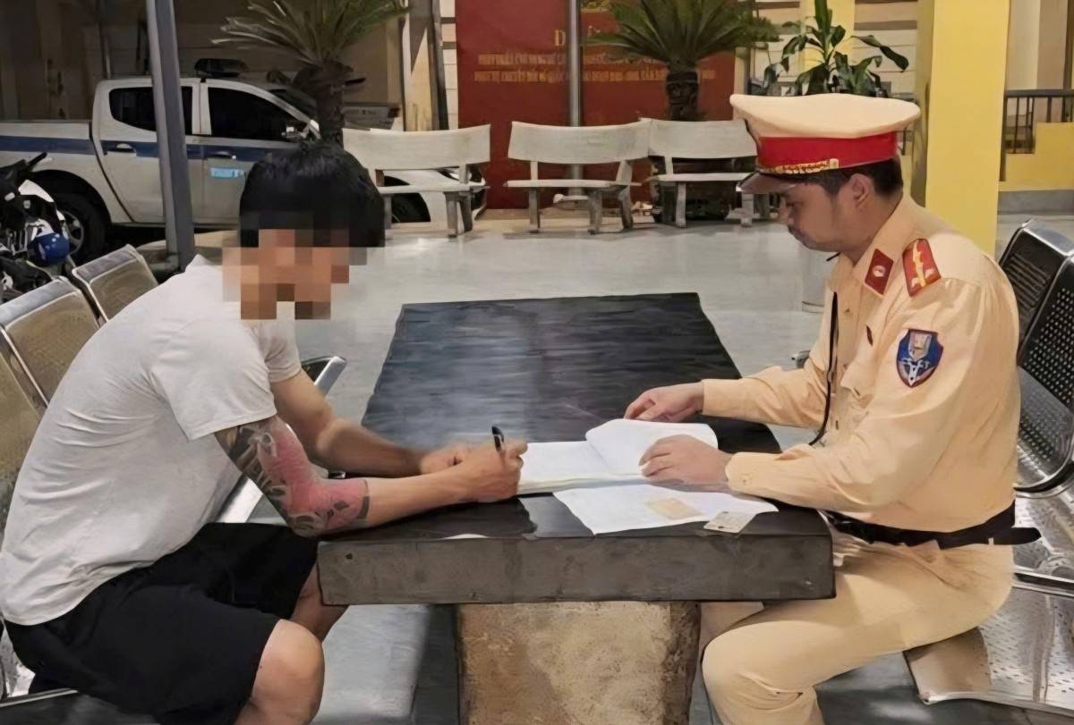 Ông Nông Văn L ký biên bản vi phạm hành chính do đã có hành vi “Điều khiển xe trên đường mà trong cơ thể có chất ma túy”.