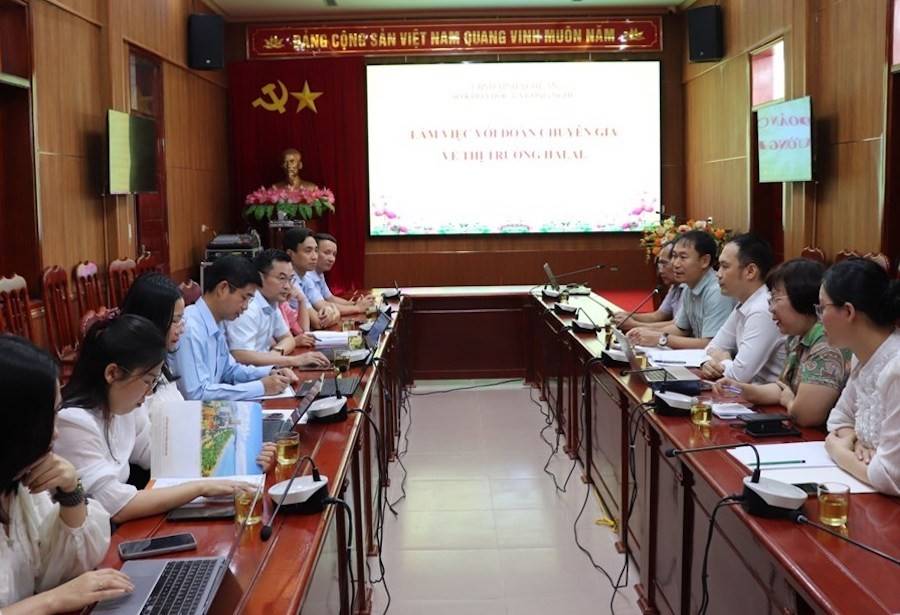 Sở Khoa học và Công nghệ Nghệ An vừa tổ chức buổi làm việc với đoàn chuyên gia về thị trường Halal nhằm trao đổi, đánh giá tiềm năng tiếp cận thị trường Halal và tư vấn lựa chọn các sản phẩm, dịch vụ phù hợp để phát triển trong giai đoạn tới. 