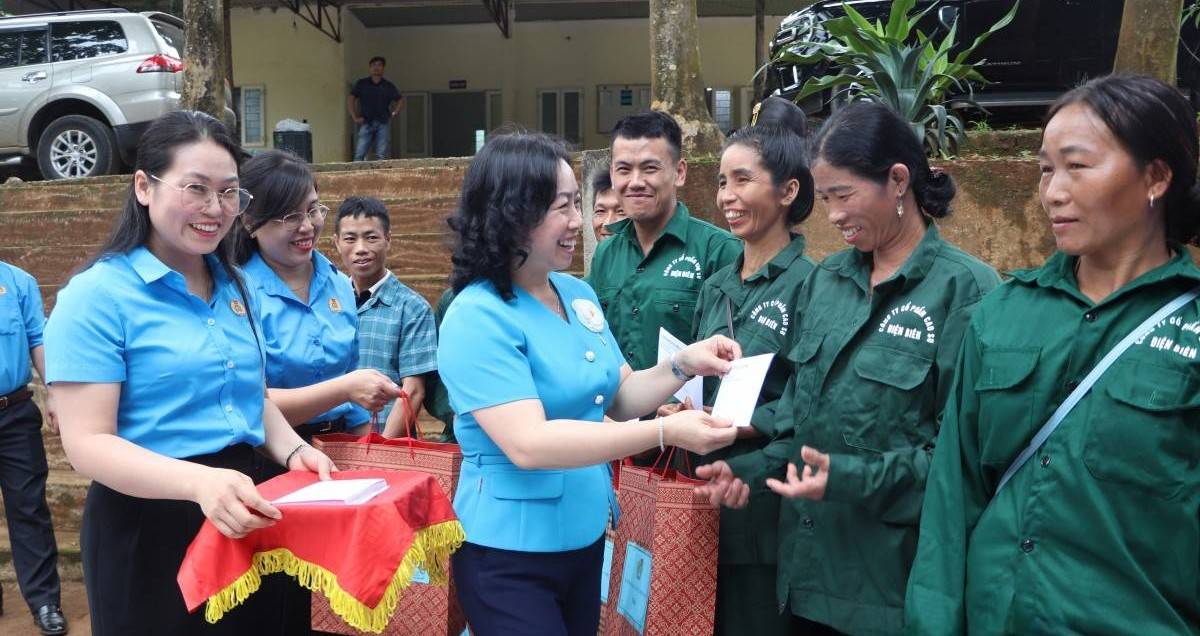 Tổng LĐLĐ Việt Nam trao 400 suất quà cho công nhân Cao su Điện Biên