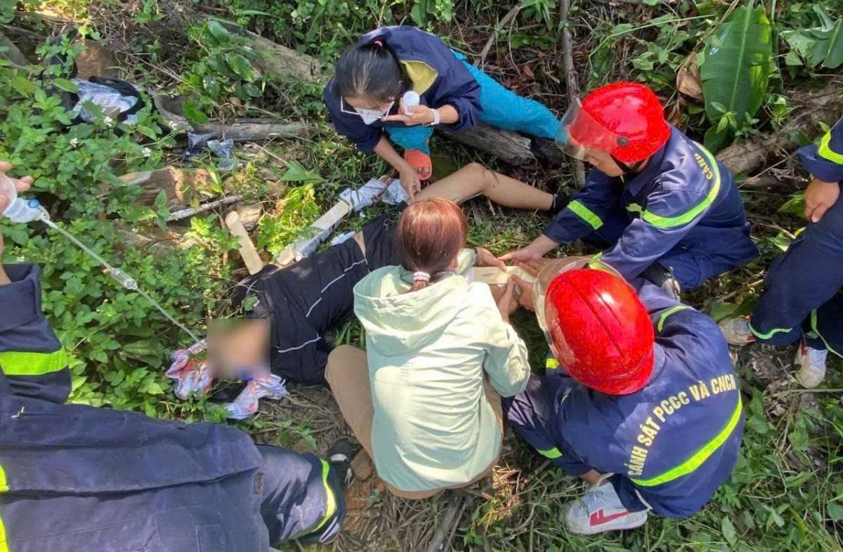 Lực lượng chức năng và người dân tiếp cận nạn nhân