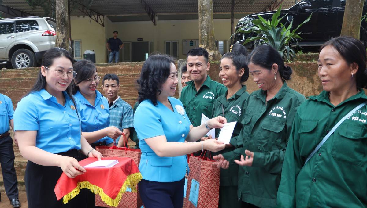 Tổng LĐLĐ Việt Nam trao 400 suất quà cho công nhân Cao su Điện Biên